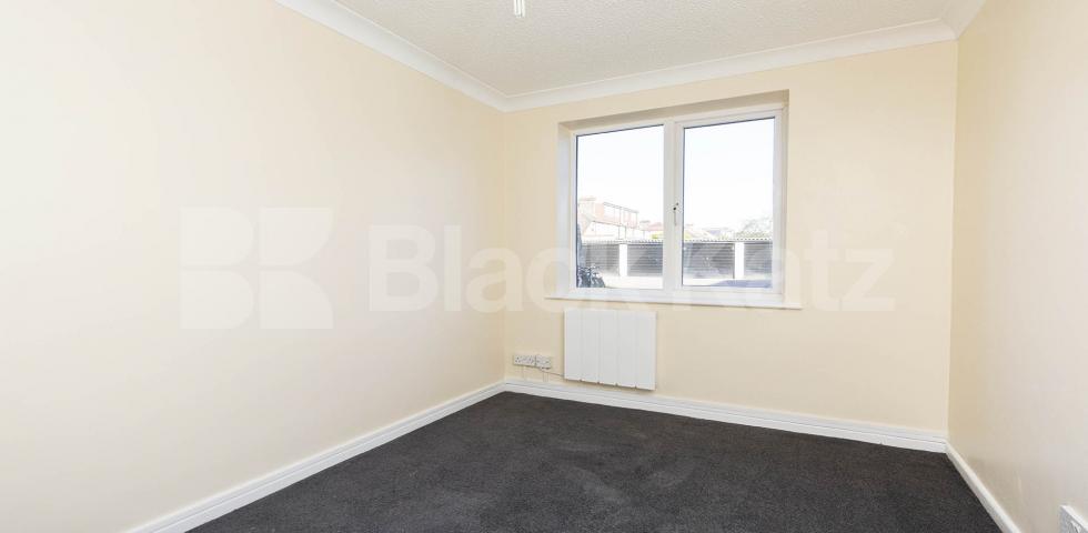 Refurbished 1 bedroom property with a study Oakleigh Road South, New Southgate 